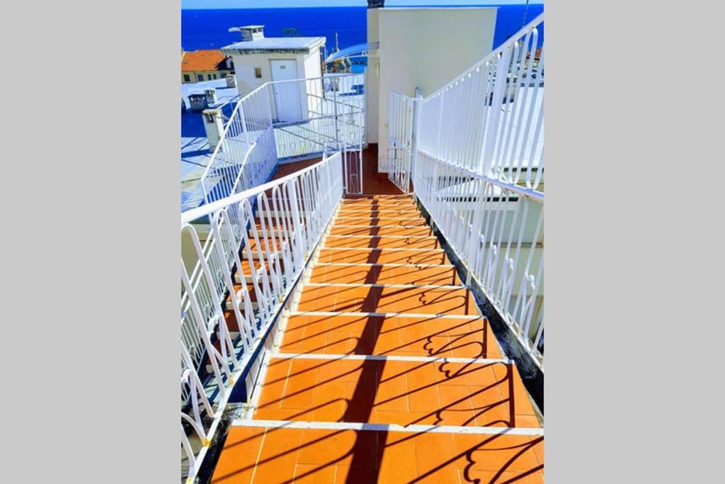 Апартаменты Attico Sul Mare A Санремо Экстерьер фото
